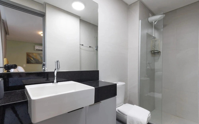 Breeze Residence #104 Beachfront by Carpediem