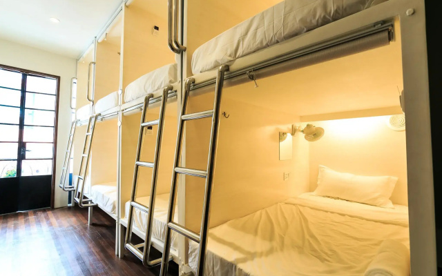 Tambayan Capsule Hostel & Bar