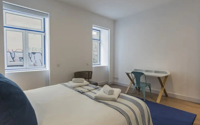 High Ceiling Duplex Apt Cais do Sodre