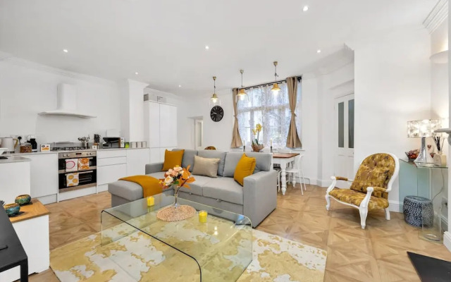 3 Bedroom 2 Bathroom Victorian Flat in Kensington