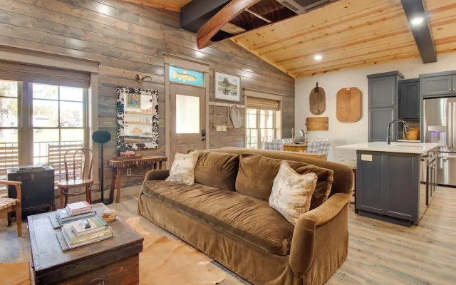 Fly Fishers Paradise: Getaway Near White River!