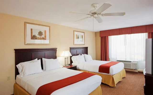Holiday Inn Express Hotel & Suites Lucedale