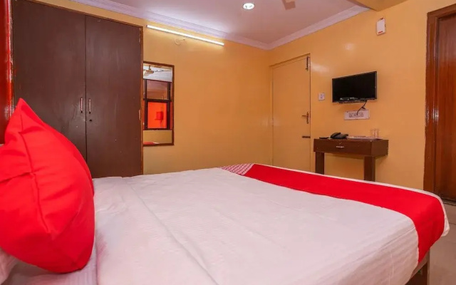 OYO 26900 Royal Inn
