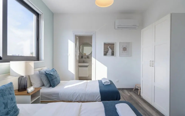 Thálassa 2-BR Apt. & Balcony in Larnaca