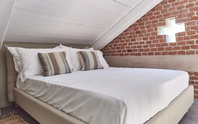 AQVAE Unconventional Country House