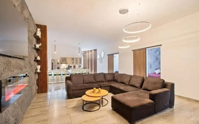 6 BR with Jacuzzi 1 block from LLeras