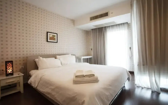 4A - 2 Bedroom Downtown Apartment With Shared Pool