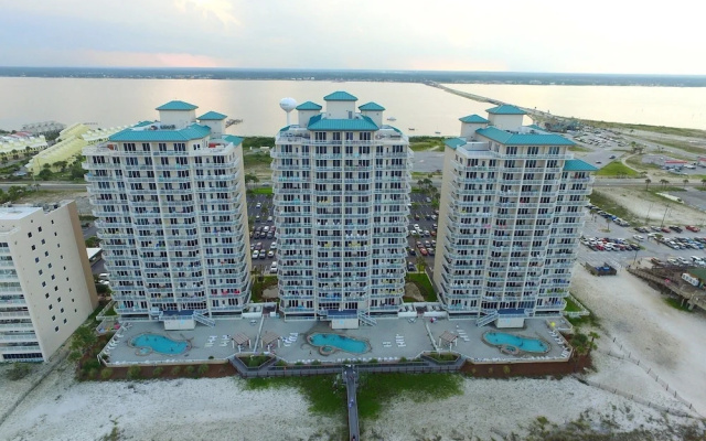Sea Esta 3 Bedroom Condo by RedAwning