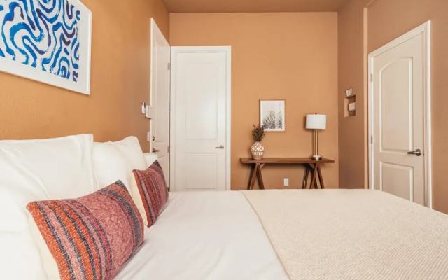 Whispering Palms by AvantStay | WALK TO COACHELLA | Pool & Hot Tub | Sleeps 16!