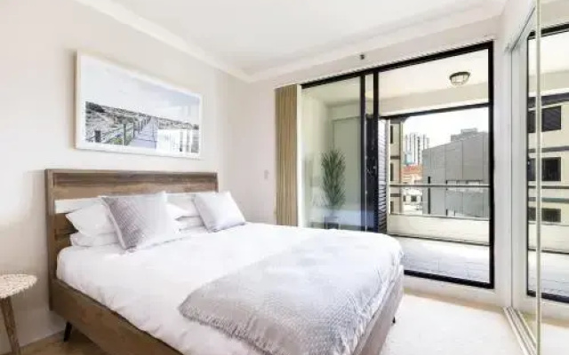 Surry Hills Fully Self Contained Modern 1 Bed Apartment (1012ELZ)