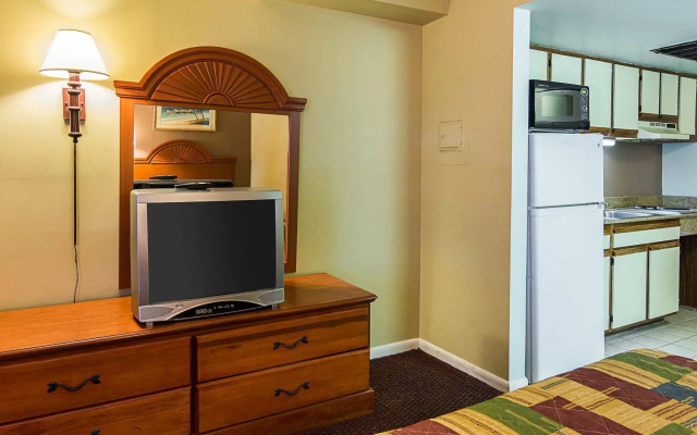 Red Roof PLUS+ & Suites Virginia Beach – Seaside