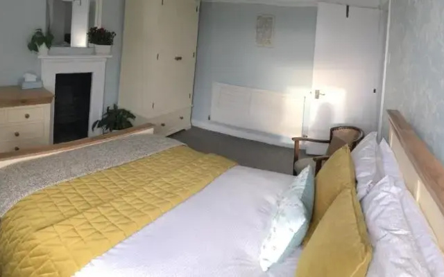 Elegant Well Appointed Maisonette 105m2