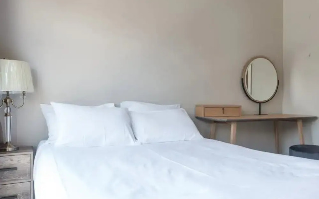 Cosy 2 Bedroom CBD Apartment With Balcony