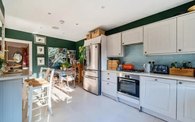 Cobham Home With Annex - Sleeps 6 - bbq & Fire pit