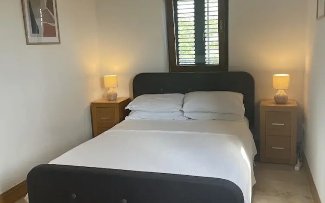 2 Bed Flat - Sleeps 6 - Pool - Garden - Parking