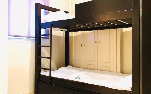 Malaka Room