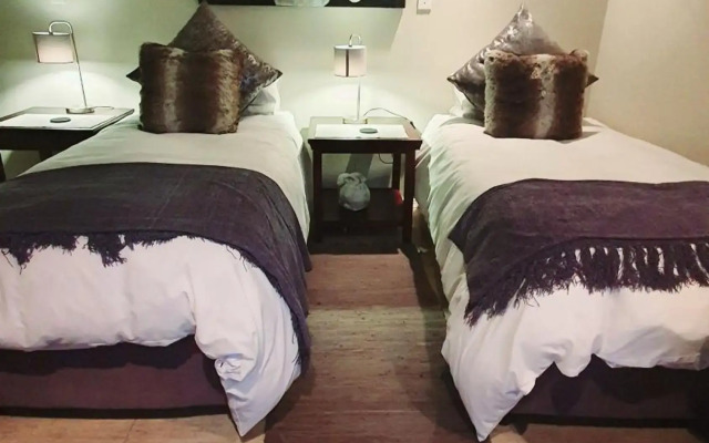 THE SPARE BEDROOM Unit 1