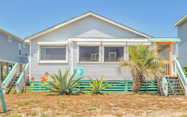 Love Shack by Oak Island Accommodations