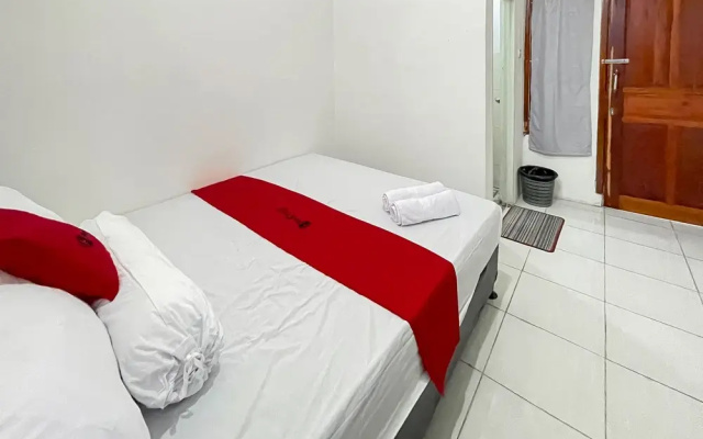 RedDoorz near Karawang Central Plaza