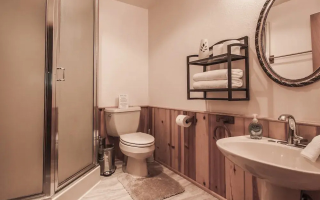 Whispering Winds Apartment 3 NW Comfy Cabins