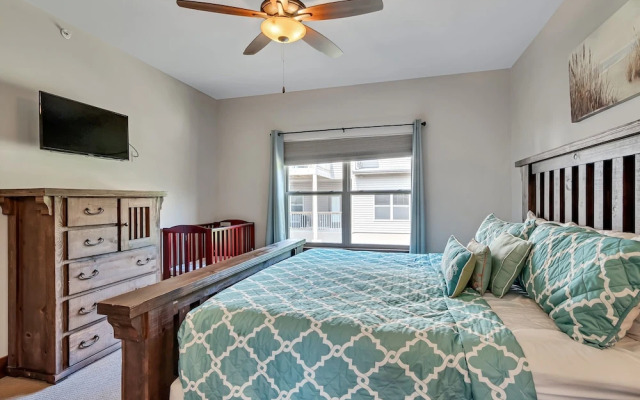 Rockwood Lake Lodge 7 Bedroom Home by RedAwning