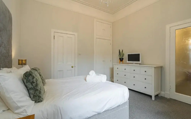 Chic 2 Bedroom Apartment near Old Town