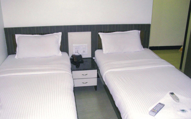 OYO 424 Hotel Apple Suites