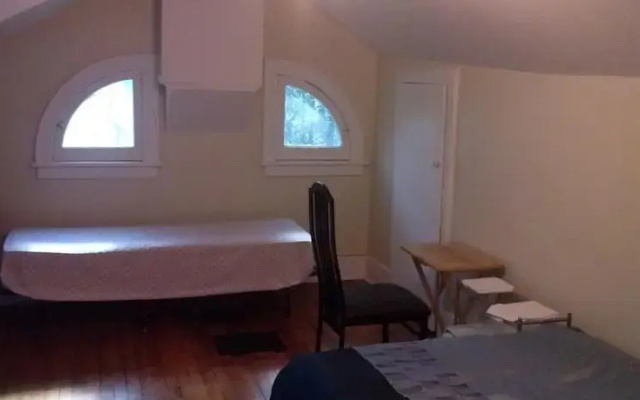 Port Hope Economy Apartments