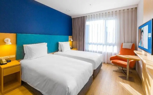 Holiday Inn Express Taichung Fengchia
