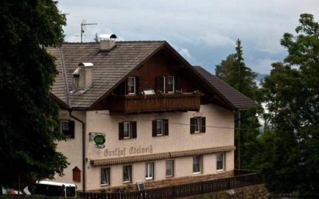 Отель Reiterhof Edelweiss Терлано вид на фасад