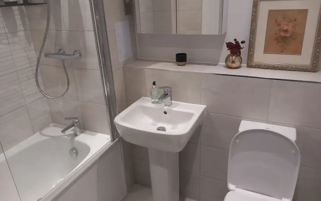 Room-charming Loughton Apartment With Ba