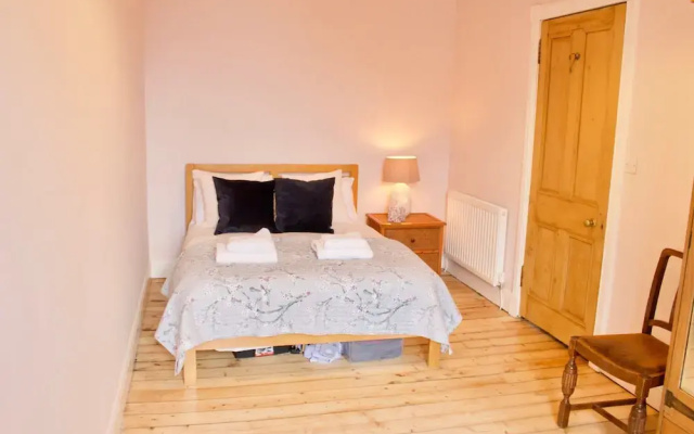 1 Bedroom Flat Near Holyrood Park