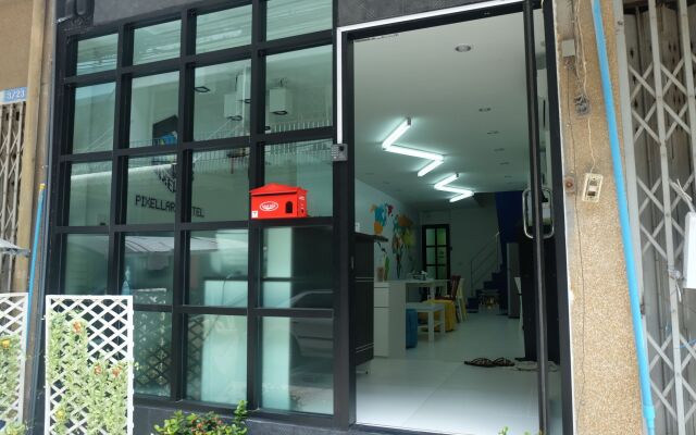Pixellar Hostel Бангкок вид на фасад