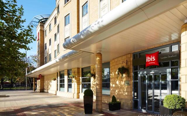 Отель ibis London Stratford вид на фасад