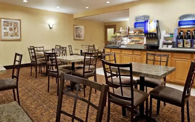 Holiday Inn Express Hotel & Suites Newark-Heath