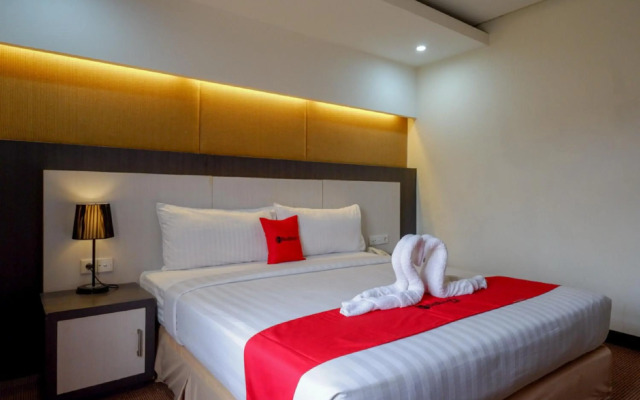 RedDoorz Plus near Hotel Benua Kendari