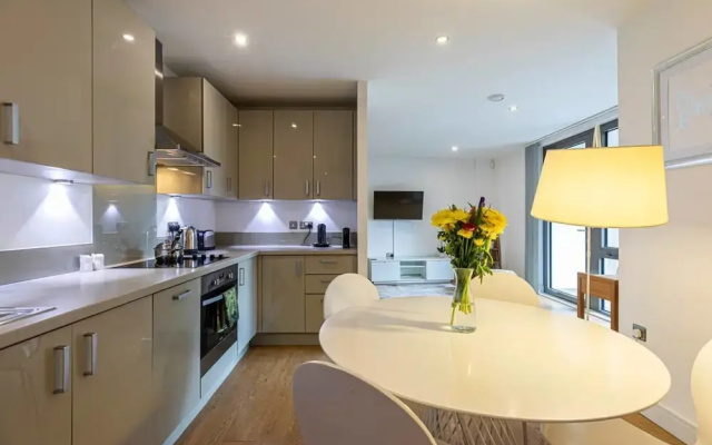 Stylish 2-bed Flat w/ Terrace in South East London