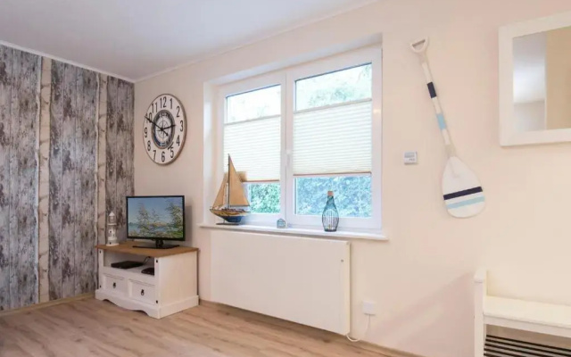Wohnung 4, Leni