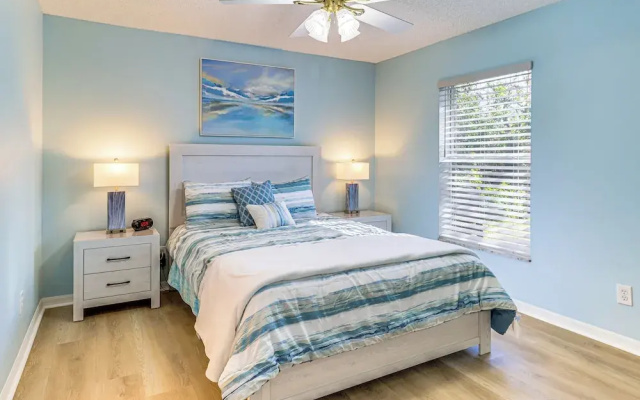 Private Yard & Screened Patio: Sunny Sebastian Gem