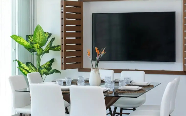ARENA Stunning 2 BDR Beachfront- Designer Vibes