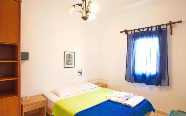 Birds Villa Apartments with Heated Pool - Including Car and Breakfast