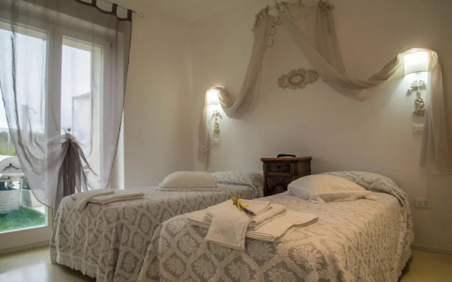 Hillside Villa With Swimming Pool and Jacuzzi - Frasassi Caves