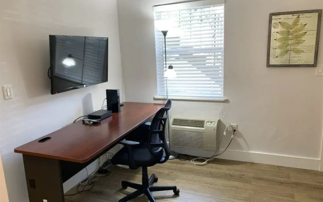 Cozy Coconut Grove Studio