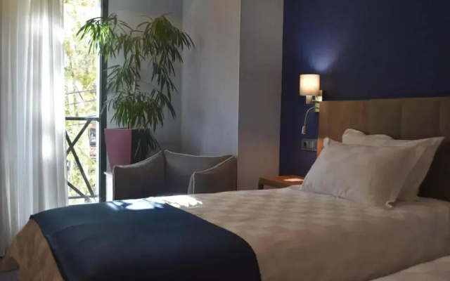 Avenue Hotel