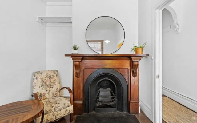 Charming 2-bed Town House Near Market