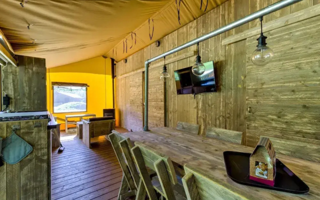 Glamping Tent in Tranquil Park