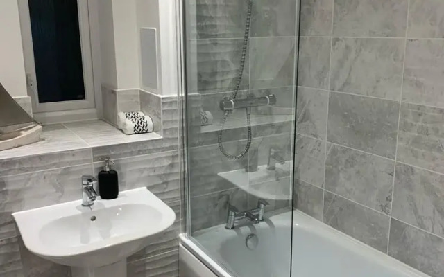 Pristine 3-bed House in Grays