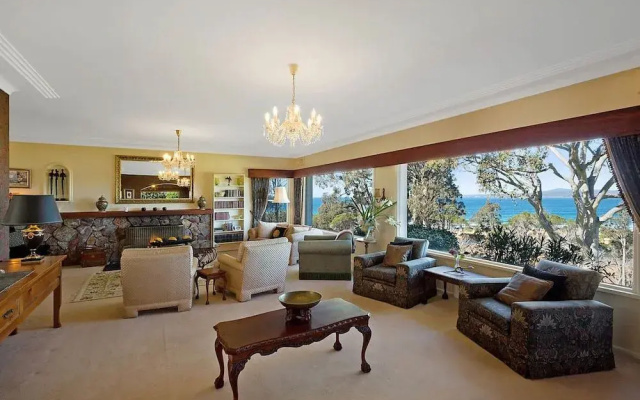 Char-ree-leera Luxury Retreat