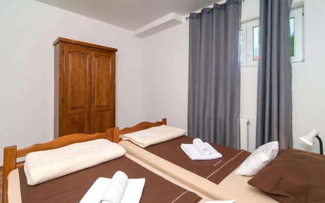 Stunning Home in Zrnovnica With Wifi and 6 Bedrooms