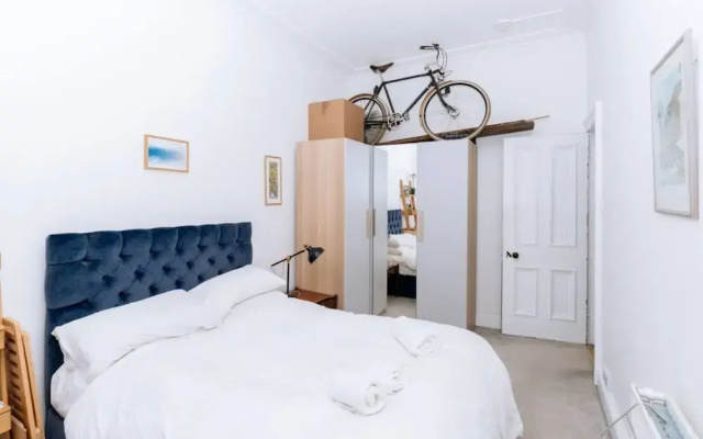 Spacious 3 Bedroom Flat in Edinburgh